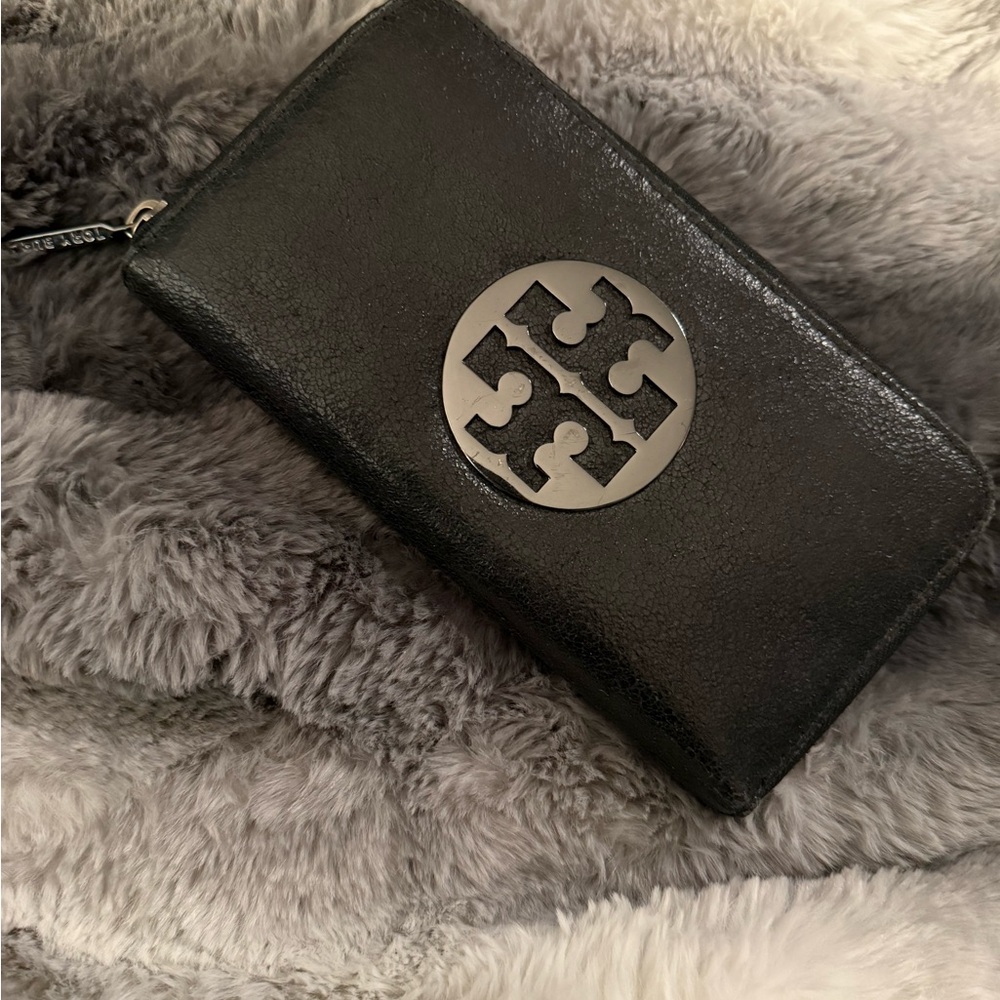 Tory Burch Black Patent Logo Zip Wallet